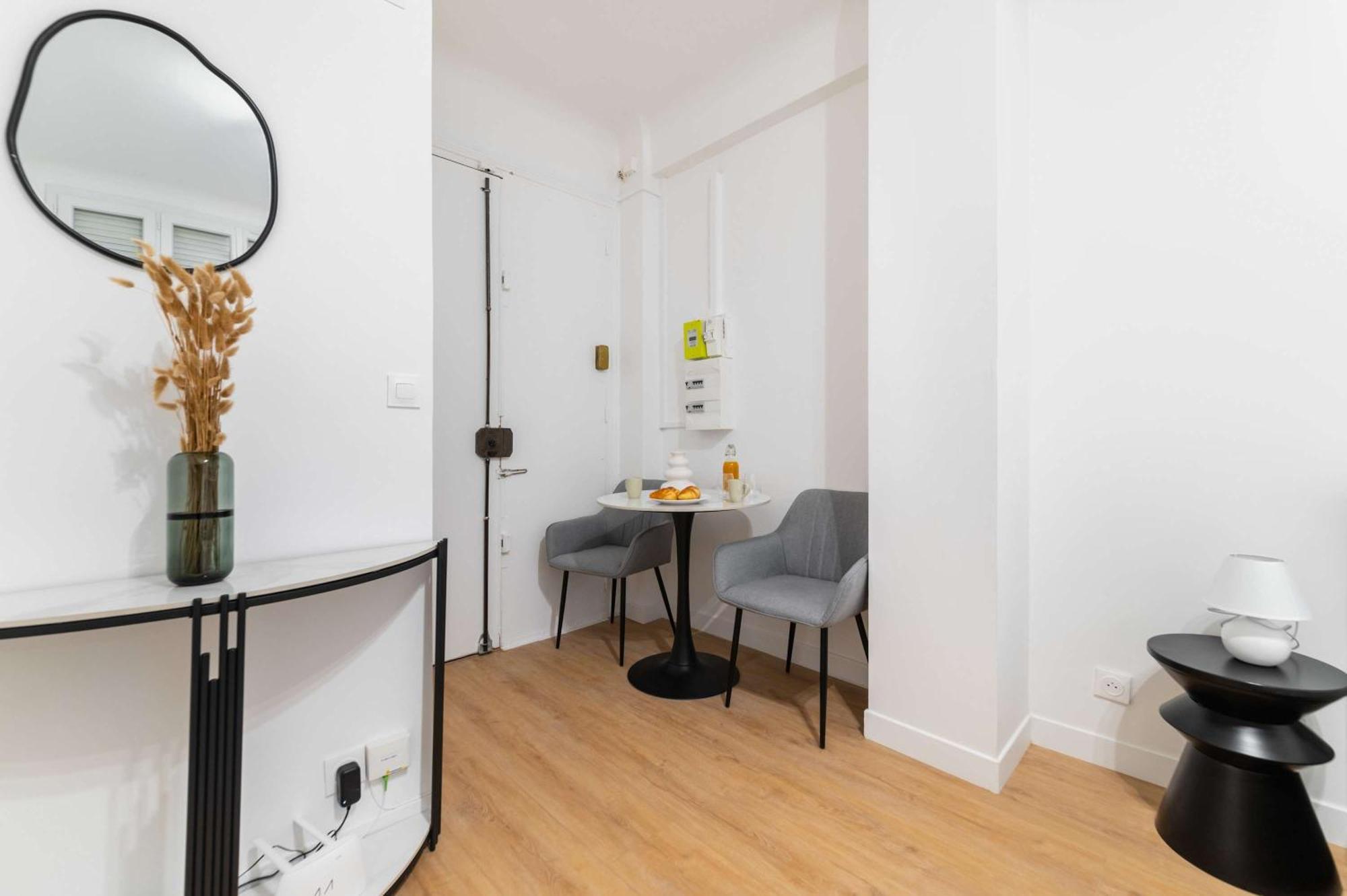 Elegant Sacre Coeur Metro Anvers - 18 -2p Appartement *